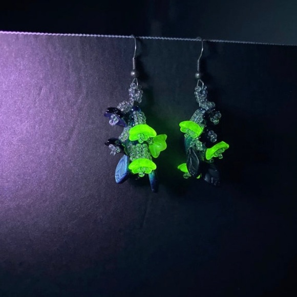 URANIUM Glass Bead Earrings Handmade Iridescent Beads Uranium Glowing Glass - Picture 10 of 10
